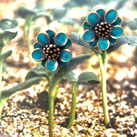 COPPER AND ENAMEL DAISY POST EARRINGS - Picture 4 of 5